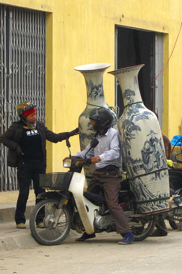 Vase delivery, Bat Trang-style.