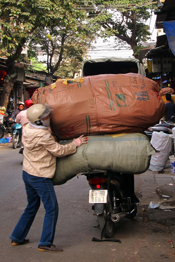 Loading a delivery-motorcycle.