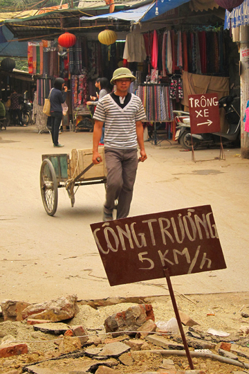 Construction zone - speed limit 5kph.