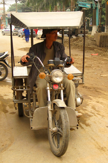 Yet another type of delivery-motorcycle.