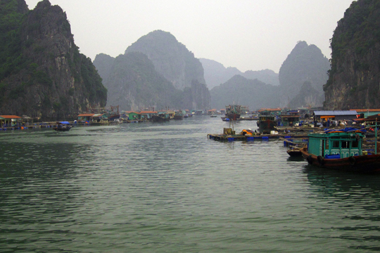 Floating village near Cat Ba Island 02.