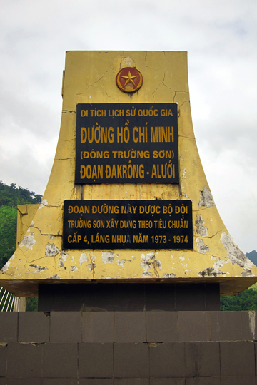 Roadside monument, Quan Tri Prov.