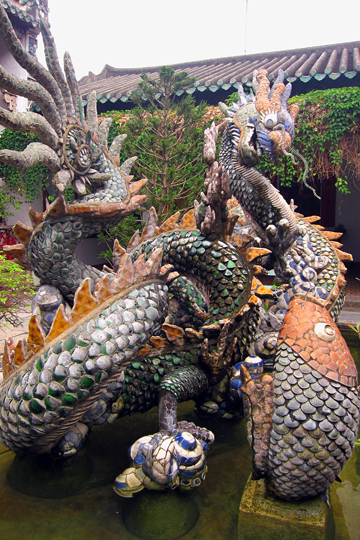 Chaotic dragon sculpture 02. Old Town, Hoi An.