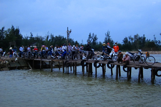Commuters waiting for the ferry to Hoi An.