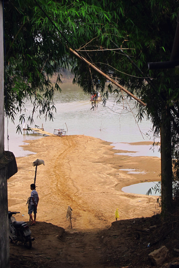 Looking back towards the ferry "dock", Central Highlands.