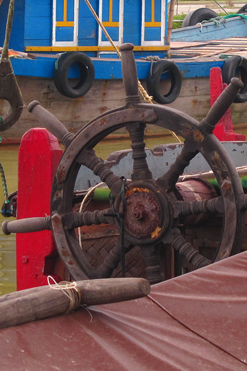Old ship's wheel. Old Town, Hoi An.