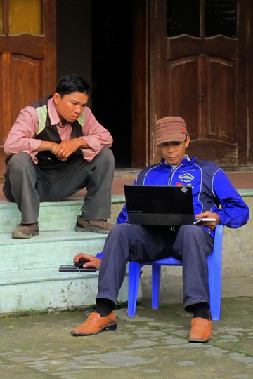 l-r Duc and Mr. Tu in front of our hotel, Prao.