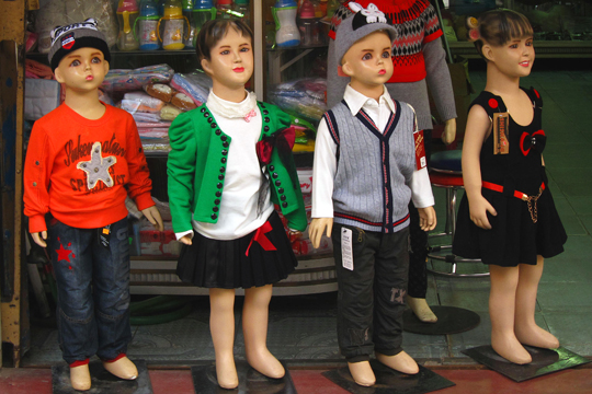 Creepy-kid manikins, Hue.