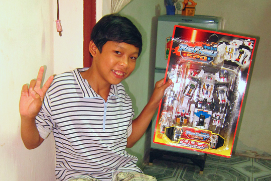 Huy with his birthday present, Cam Tu.