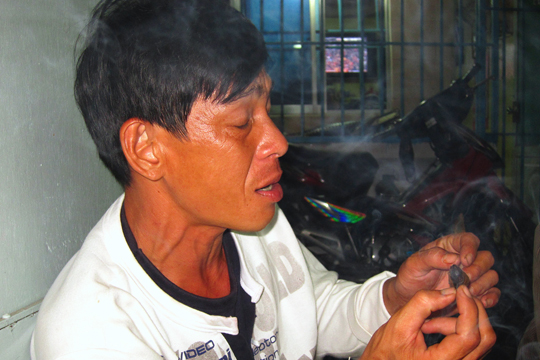 Getting the very last little bit of cigar, Cam Tu.