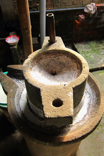 Mill-stone to make rice flour 02, Quang Nam Prov.