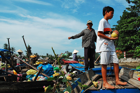 Small local floating market, near Can Tho 03.