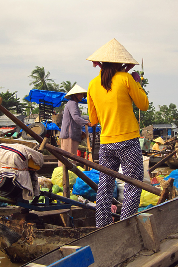 Small local floating market, near Can Tho 05.