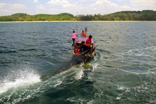 Once loaded the long tail boats zoom away.