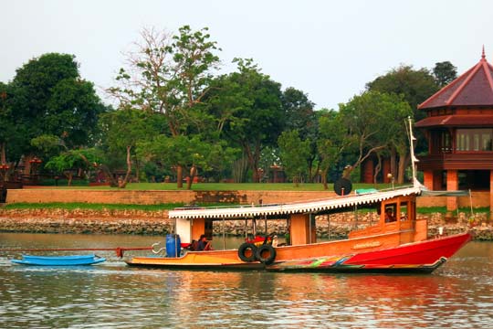 Thai river-tugs really do use a giant hook to pull their cargo-barges.