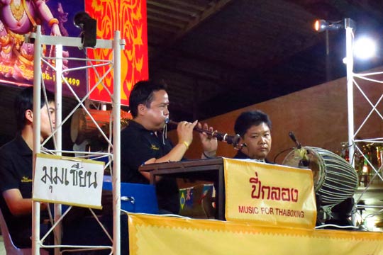 Each round is accompanied by chaotic melodies played by this trio.