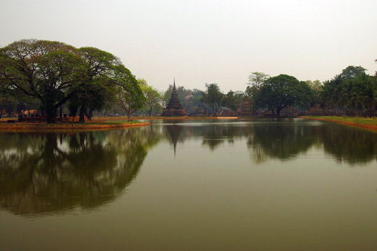 Pond to the west of Wat Mahathat.