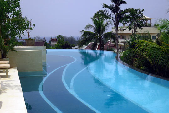 Infinity Pool; still pretty nice even in a light rain.